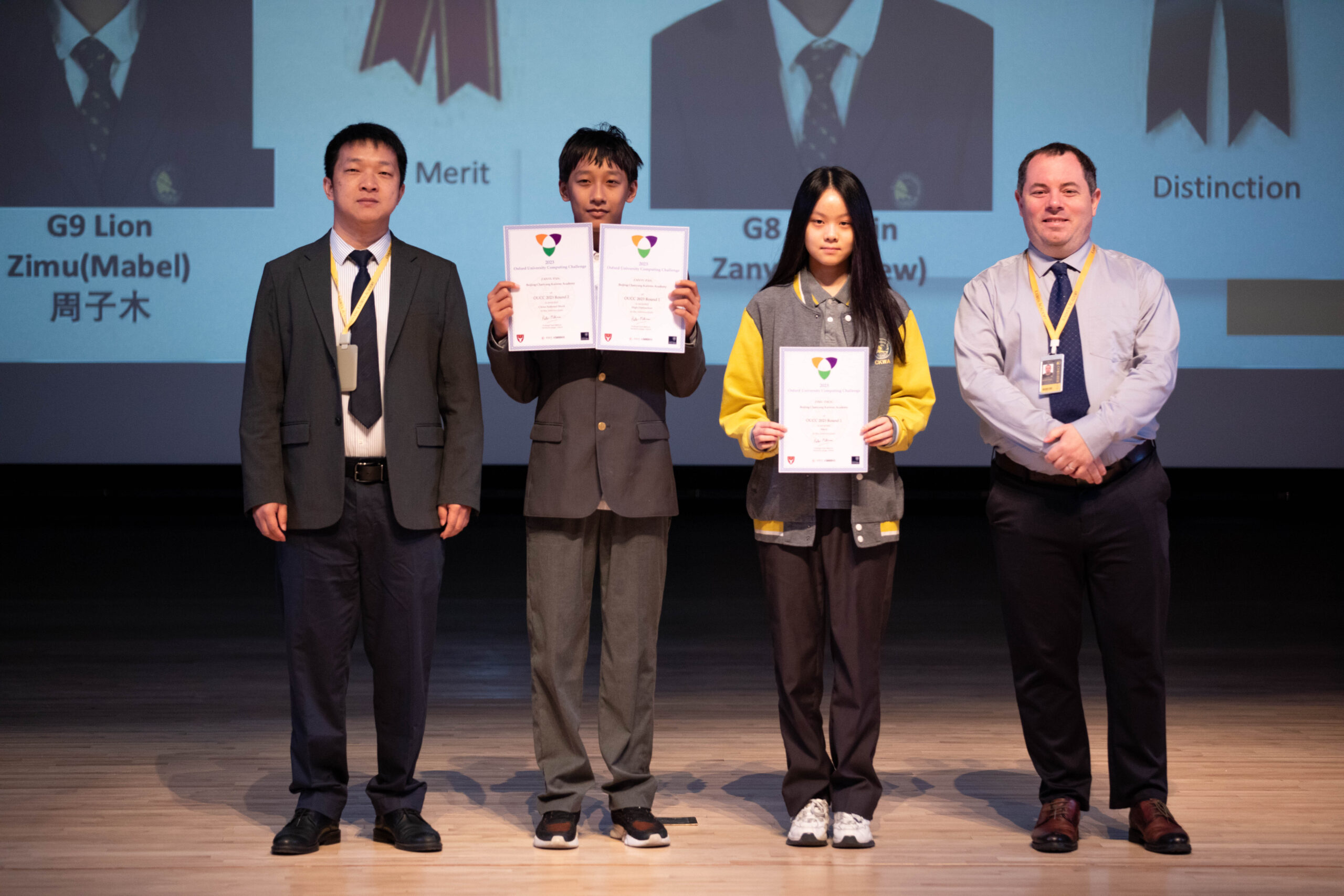 The Principal of the secondary presented awards to the winning students